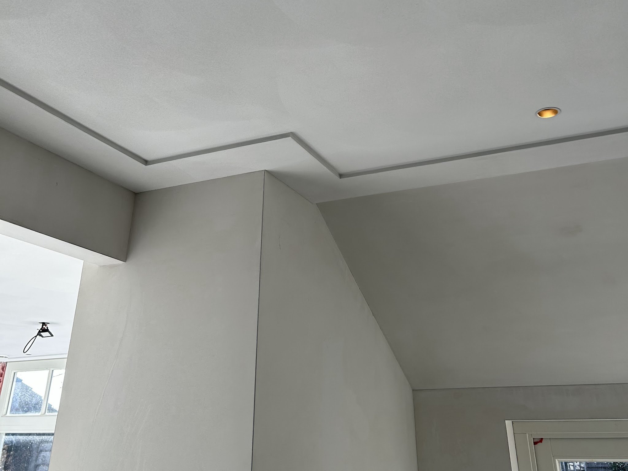 Getrapte lijst langs het plafond, vers gestuct
