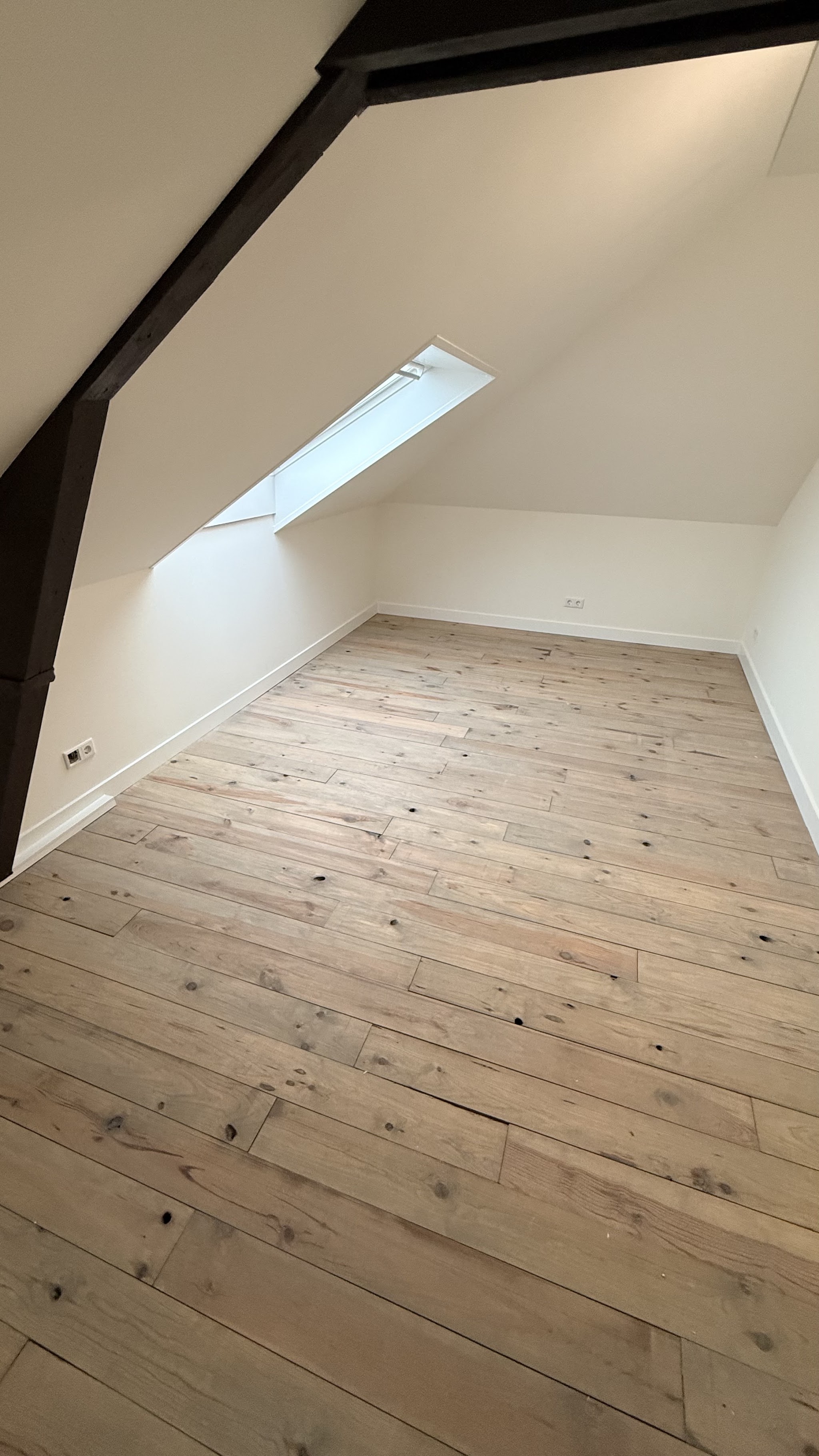 Schuin plafond en dakraam, strak afgewerkt
